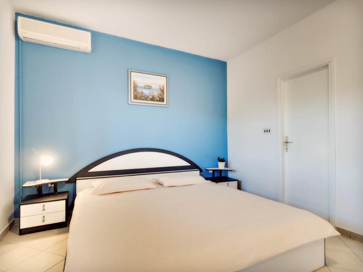 Apartments Zizic Vodice Kamer foto